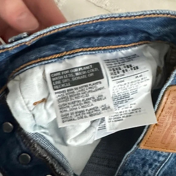 Premium Women’s Levi’s Distressed Blue Jeans - Picture 3 of 8